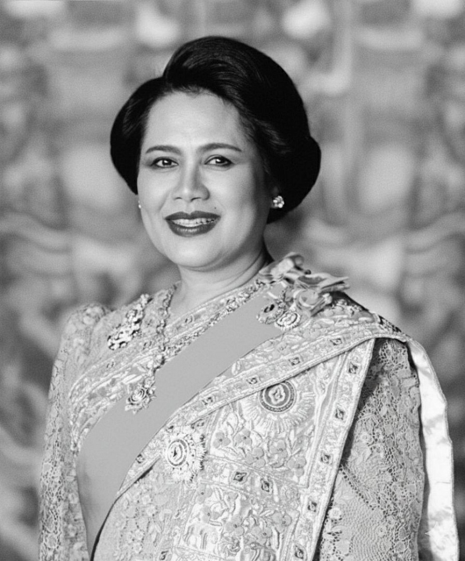 น้อมสำนึกในพระมหากรุณาธิคุณอันหาที่สุดมิได้ และขอถวายความอาลัยในการเสด็จสวรรคตของสมเด็จพระนางเจ้าสิริกิติ์ พระบรมราชินีนาถ พระบรมราชชนนีพันปีหลวง ด้วยเกล้าด้วยกระหม่อม คณะผู้บริหารและพนักงาน บริษัท พีพีที เน็กซ์ จำกัด